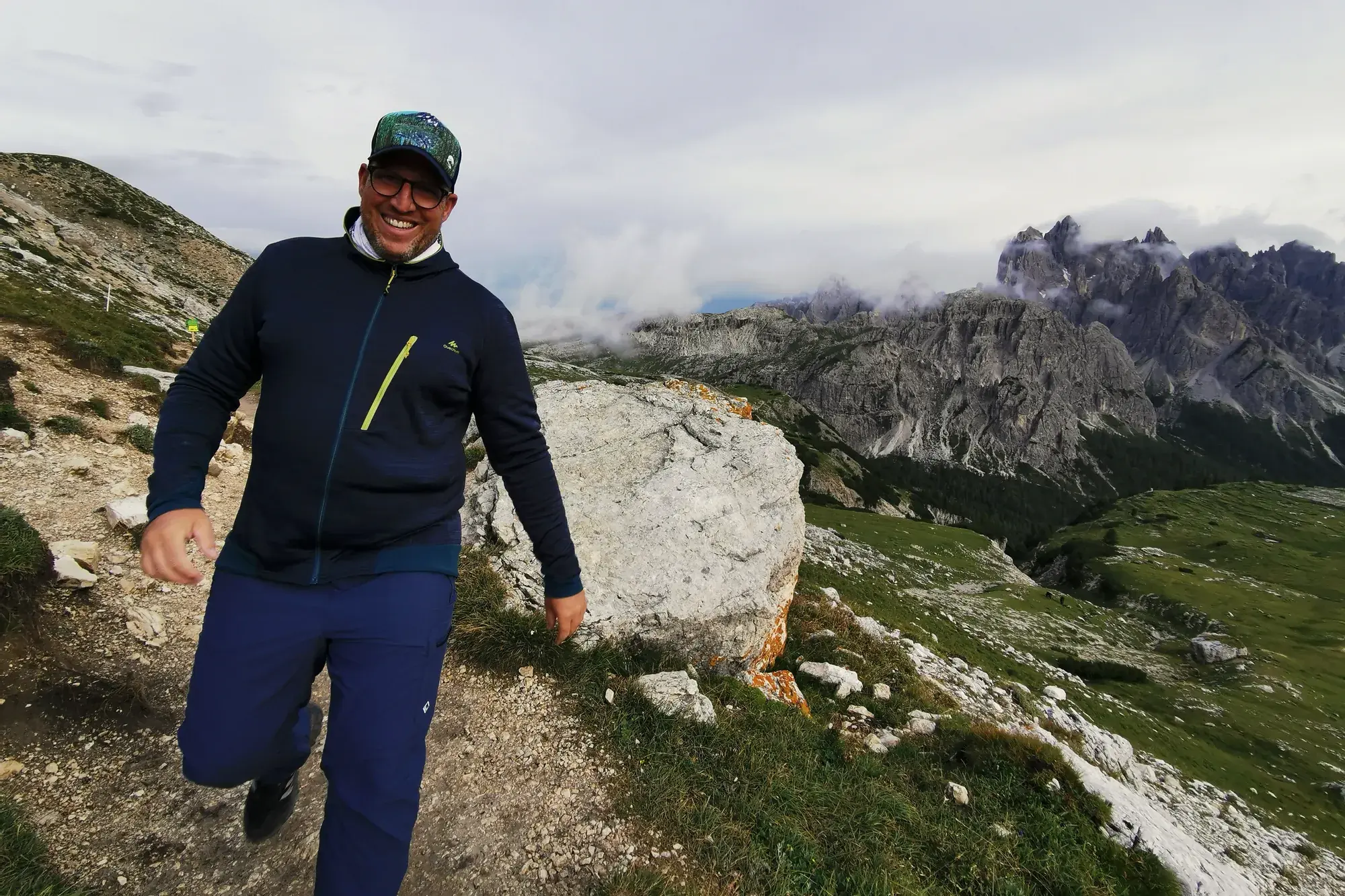 Andreas Hinz unterwegs auf einem Bergpfad in den Dolomiten.