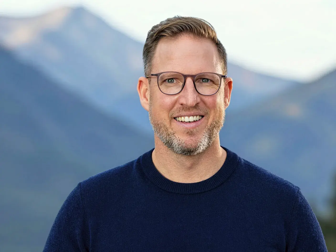 Porträt von Andreas Hinz vor einer Bergkulisse