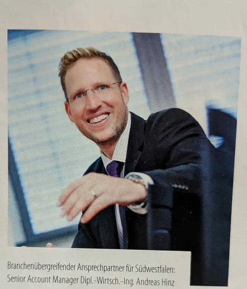 Zeitungsausschnitt: Andreas Hinz im Anzug am Besprechungstisch, Bildunterschrift „Senior Account Manager Dipl.-Wirtsch.-Ing. Andreas Hinz“.
