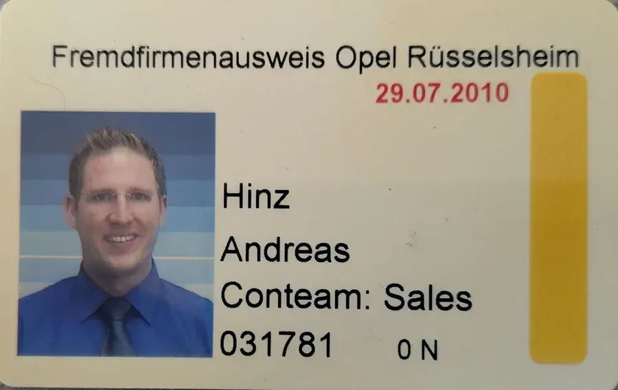 Fremdfirmenausweis von Opel Rüsselsheim aus dem Jahr 2010 mit Foto von Andreas Hinz, Bereich Sales.